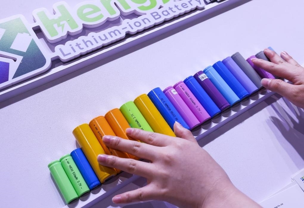 參展商在第135屆廣交會(huì)新能源展區(qū)布置鋰電池展品（2024年4月15日攝）。新華社記者 劉大偉 攝