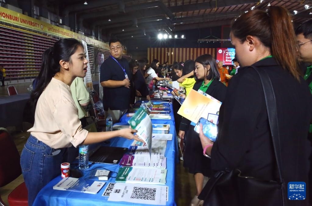 6月22日，在泰國曼谷吞武里大學(xué)舉辦的中國高等教育展上，學(xué)生在中國高校展臺前了解信息。新華社記者 孫瑋彤 攝
