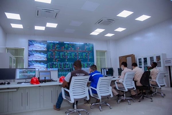 剛果（金）布桑加水電站攔河大壩泄洪。中鐵資源集團供圖 