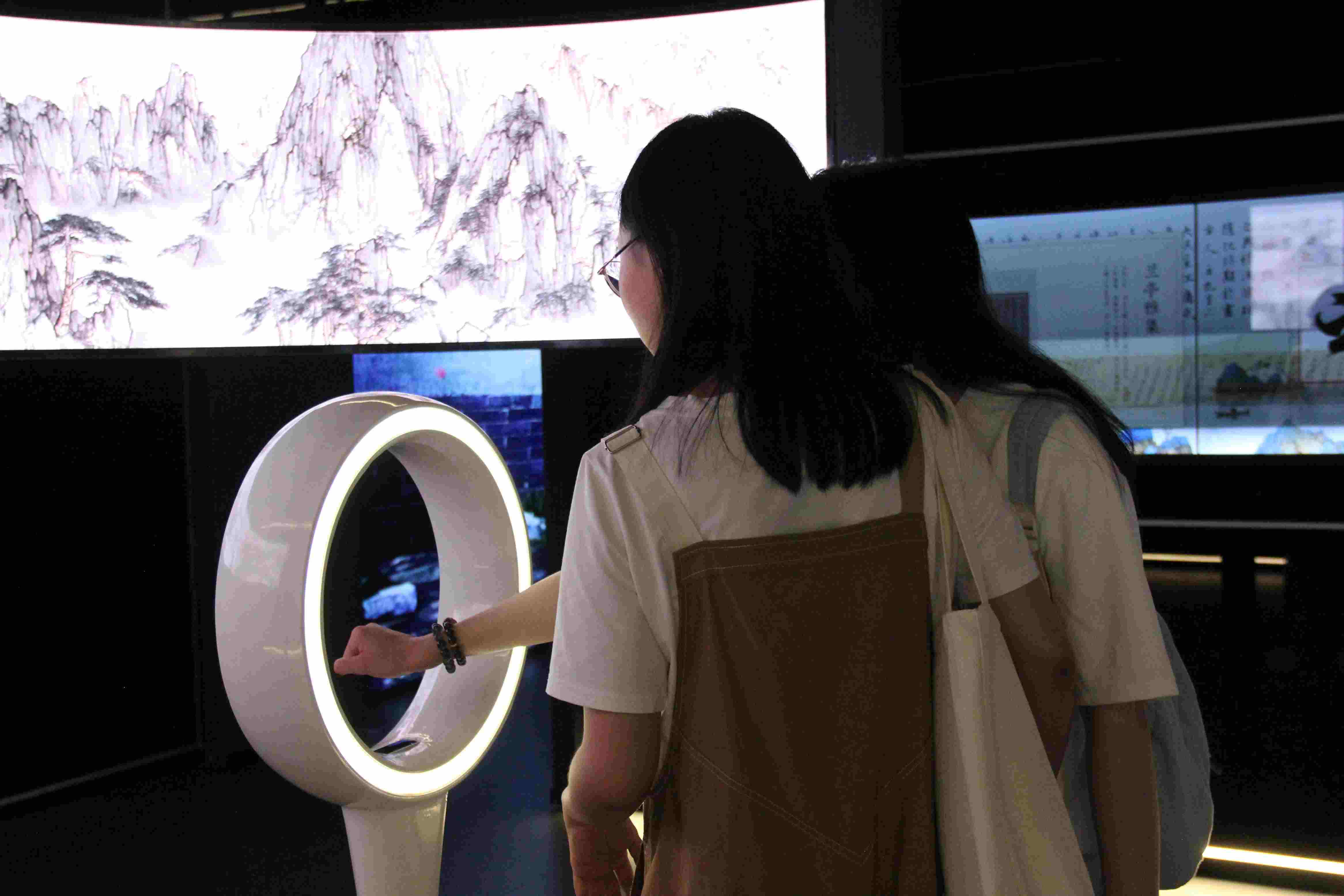 游客在“元啟金陵”南京數(shù)字文化客廳參觀并參與互動。受訪者供圖