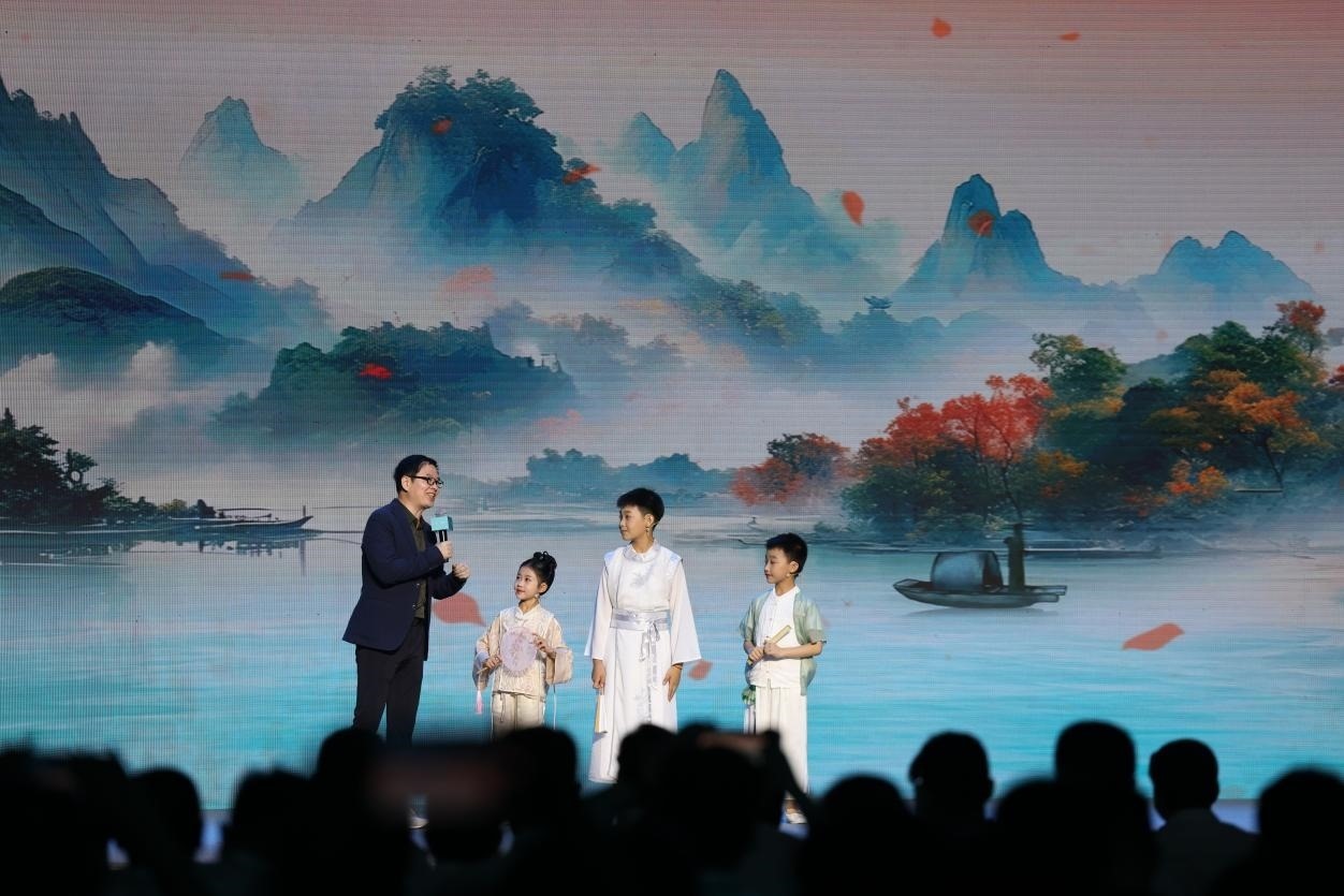 南京師范大學(xué)教授酈波（左一）與2024中國詩詞大會(huì)選手張可兒（左二）、姜敬曦（右二），揚(yáng)州市邗江區(qū)實(shí)驗(yàn)學(xué)校蔣王小學(xué)學(xué)生陸俊屹（右一）趣談大運(yùn)河詩詞文化。