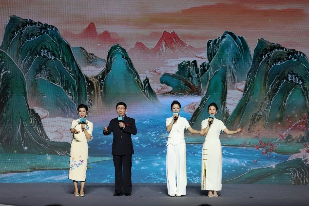 國家一級(jí)演員、京劇表演藝術(shù)家王平（左二），國家一級(jí)演員、南京藝術(shù)學(xué)院教授單雯（左一），浙江小百花越劇團(tuán)青年演員陳麗君（右二）、何青青（右一）同臺(tái)唱響千年運(yùn)河情。