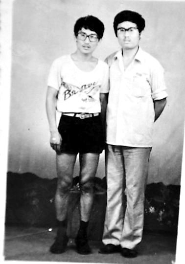 薛其坤（左）與大學(xué)同學(xué)合影。