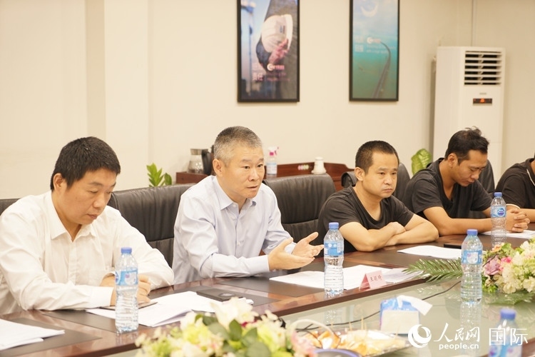 駐尼日利亞使館經(jīng)商處公參王穎琦（左二）講話。人民網(wǎng)記者 姜宣攝