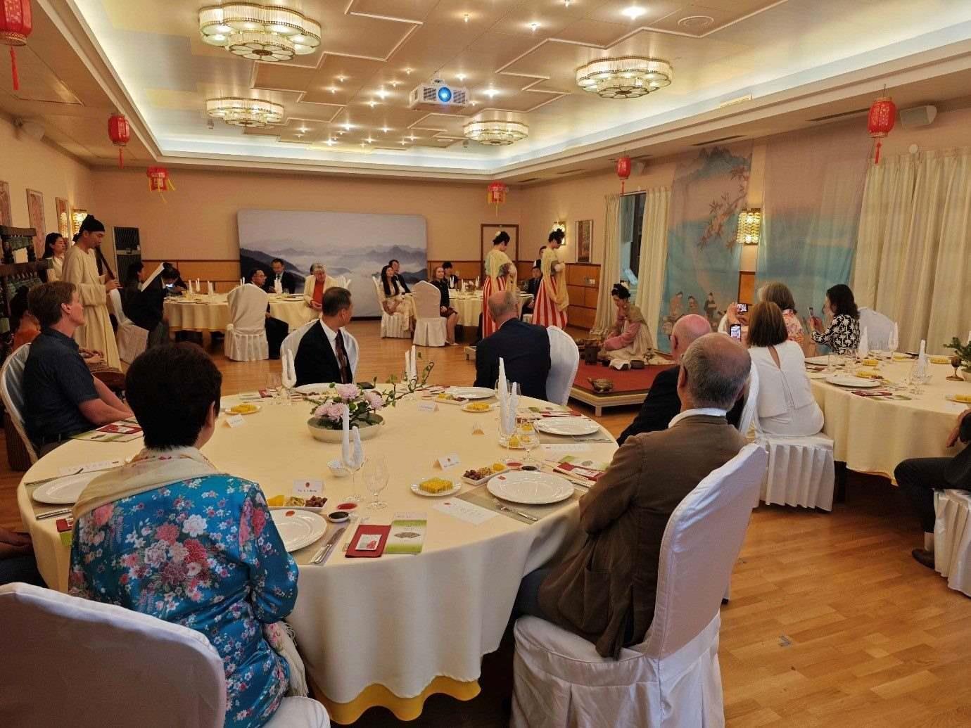 來賓們觀賞茶藝表演和品嘗中華美食。中國駐瑞典大使館供圖