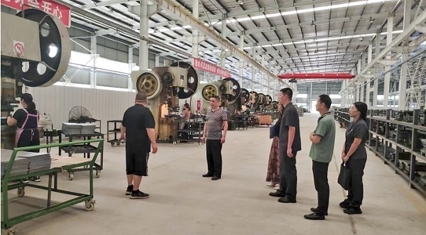 大渡口區(qū)法院法官回訪已盤活的被執(zhí)行企業(yè)。