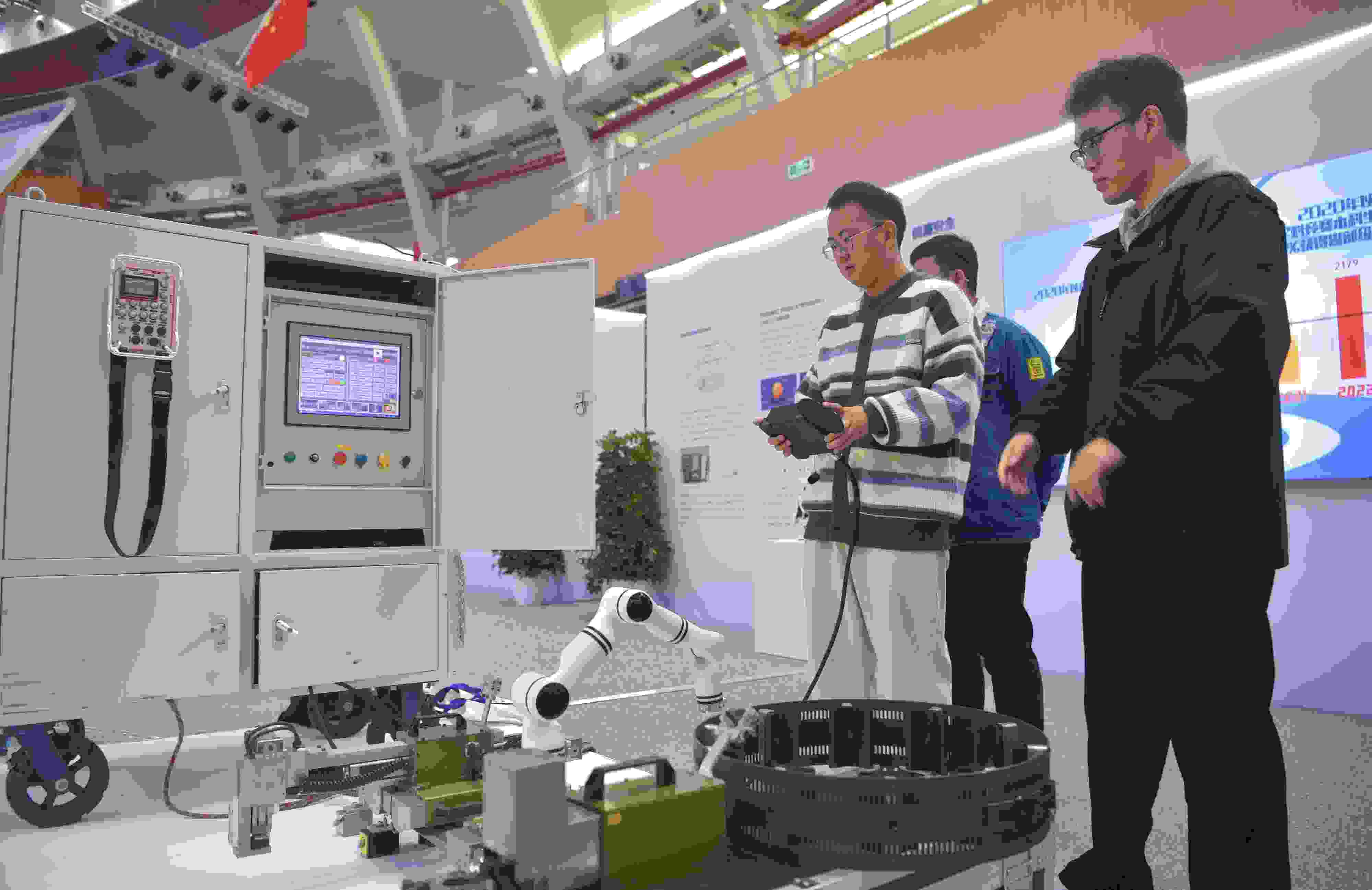 2023年，京南地區(qū)高校科技成果推介會在北京建筑大學(xué)大興校區(qū)舉行。圖為高校師生在展示管道全位置焊接機(jī)器人系統(tǒng)成果。