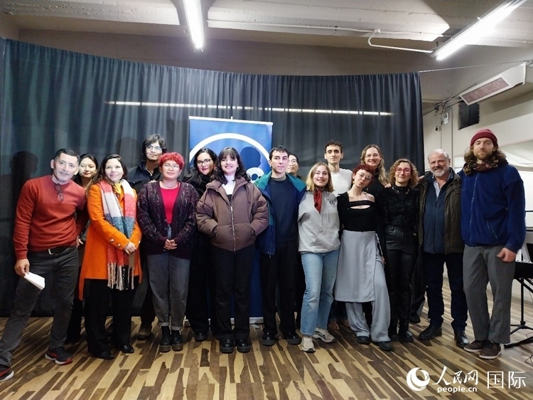 活動現(xiàn)場藝術(shù)家合影。人民網(wǎng)記者 許放攝