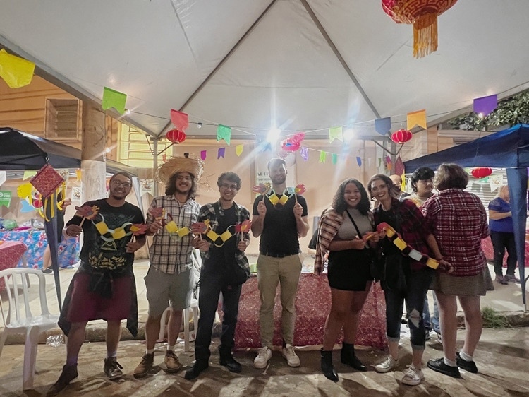 參與者體驗(yàn)文化碰撞與融合的樂趣。 圣保羅州立大學(xué)孔子學(xué)院供圖