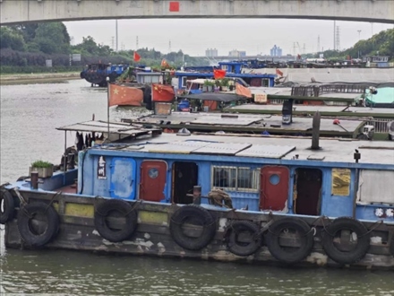 停泊在水上服務(wù)區(qū)的船只。人民網(wǎng)記者 黃鈺攝