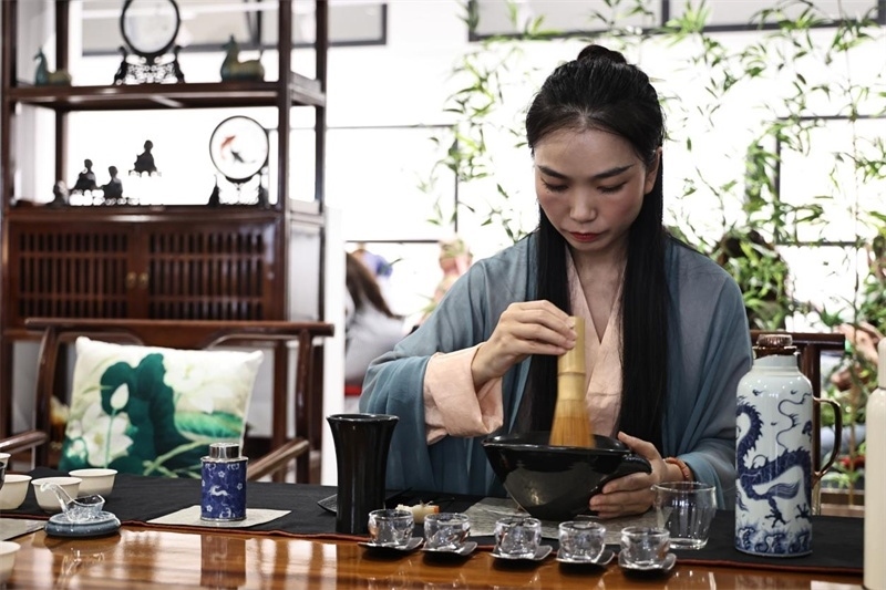 茶藝師現(xiàn)場展示宋式點茶。拉巴特中國文化中心供圖