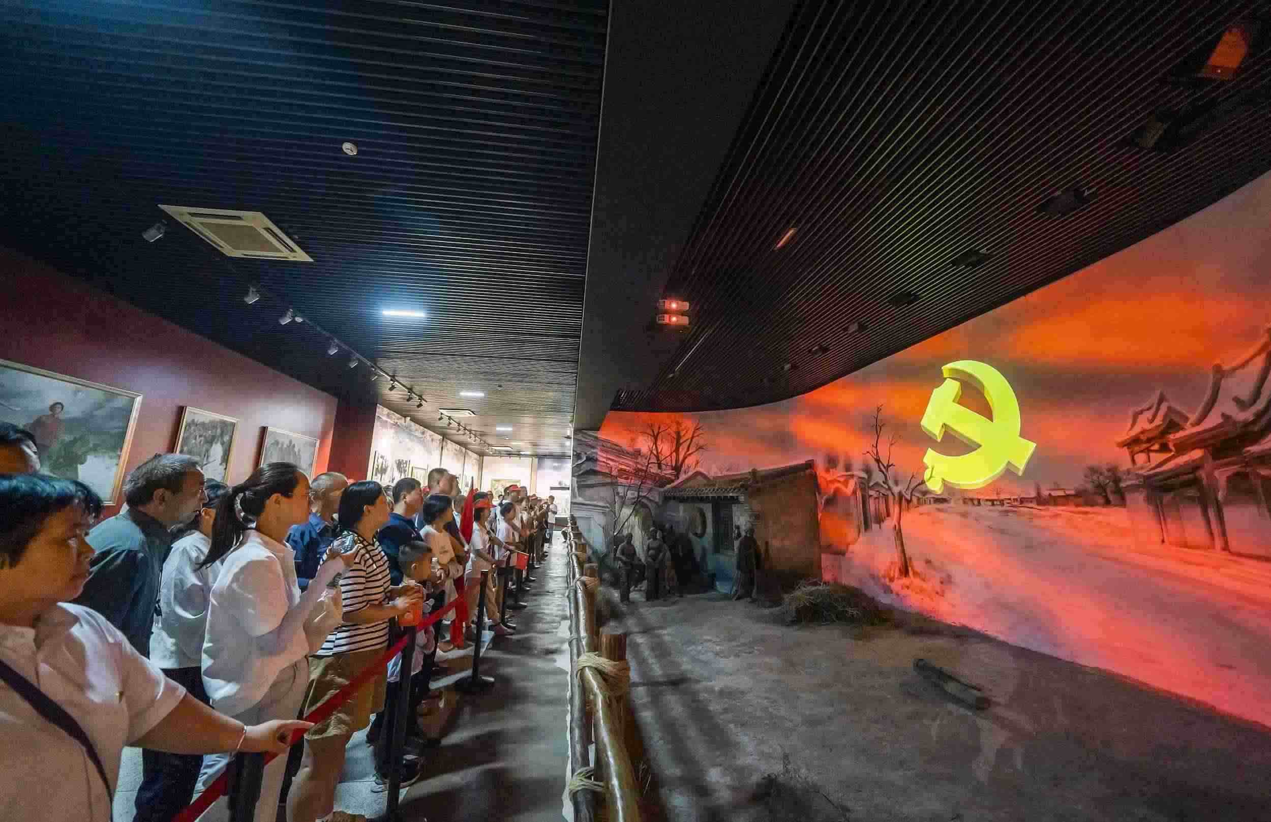 山西呂梁，游客正在文水縣劉胡蘭紀(jì)念館參觀。（圖片來(lái)源：視覺(jué)中國(guó)）