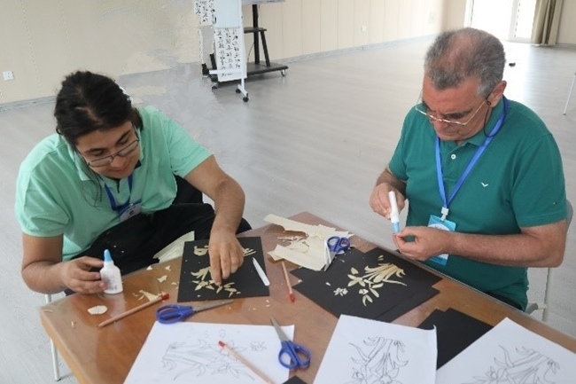 葡萄牙魯班工坊師生制作麥秸畫。