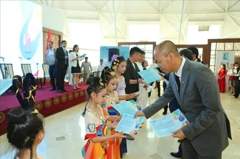 △當(dāng)?shù)貢r間6月27日，2024“未來世界”國際青少年藝術(shù)展演在塔吉克斯坦國家博物館開幕。