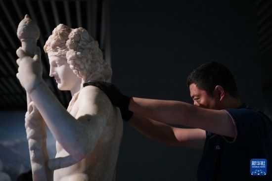 7月2日，工作人員將開箱后的古希臘文物放置在展臺上。新華社記者 張端 攝