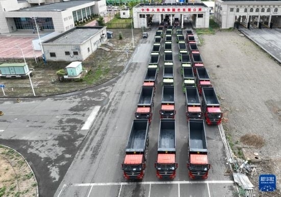 7月2日，車輛在巴克圖口岸辦理通關手續(xù)（無人機照片）。新華社發(fā)（馬丁 攝）