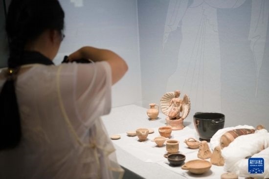 7月2日，開箱后的古希臘文物被工作人員移入展柜。新華社記者 張端 攝
