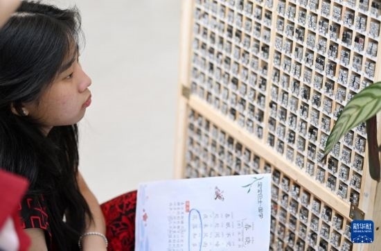 7月3日，外國學(xué)生在了解中國的活字印刷。新華社記者 李然 攝