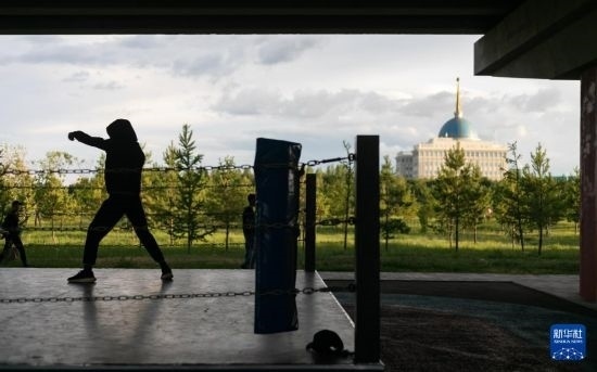 7月2日，在哈薩克斯坦首都阿斯塔納，一名男子在橋下運(yùn)動場練習(xí)拳擊。新華社記者 白雪騏 攝