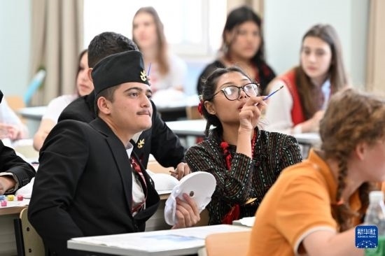 7月3日，外國學(xué)生在學(xué)習(xí)中國文化。新華社記者 李然 攝