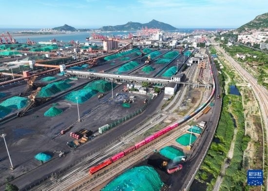 6月26日，“韓國(guó)-連云港-中亞”國(guó)際多式聯(lián)運(yùn)班列從中哈連云港物流合作基地出發(fā)，駛往哈薩克斯坦、烏茲別克斯坦（無(wú)人機(jī)照片）。班列運(yùn)載的55個(gè)大柜此前于6月13日從韓國(guó)境內(nèi)發(fā)出，經(jīng)釜山港海運(yùn)抵達(dá)連云港后轉(zhuǎn)由鐵路運(yùn)輸。新華社記者 季春鵬 攝