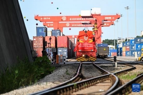 6月26日，“韓國(guó)-連云港-中亞”國(guó)際多式聯(lián)運(yùn)班列從中哈連云港物流合作基地出發(fā)，駛往哈薩克斯坦、烏茲別克斯坦。班列運(yùn)載的55個(gè)大柜此前于6月13日從韓國(guó)境內(nèi)發(fā)出，經(jīng)釜山港海運(yùn)抵達(dá)連云港后轉(zhuǎn)由鐵路運(yùn)輸。新華社記者 季春鵬 攝