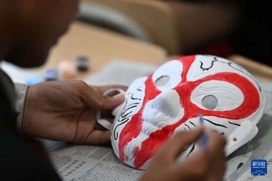 7月3日，外國學(xué)生在繪制京劇臉譜。新華社記者 李然 攝