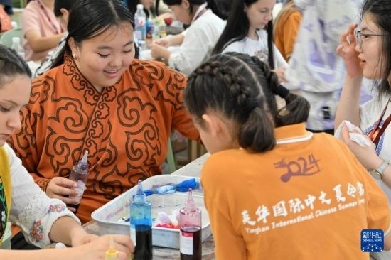 7月3日，外國學(xué)生在了解中國的染布技術(shù)。新華社記者 李然 攝