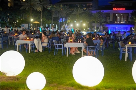 海南萬(wàn)寧:暑期旅游旺季來臨 游客海邊休閑度假(圖片來源:視覺中國(guó))