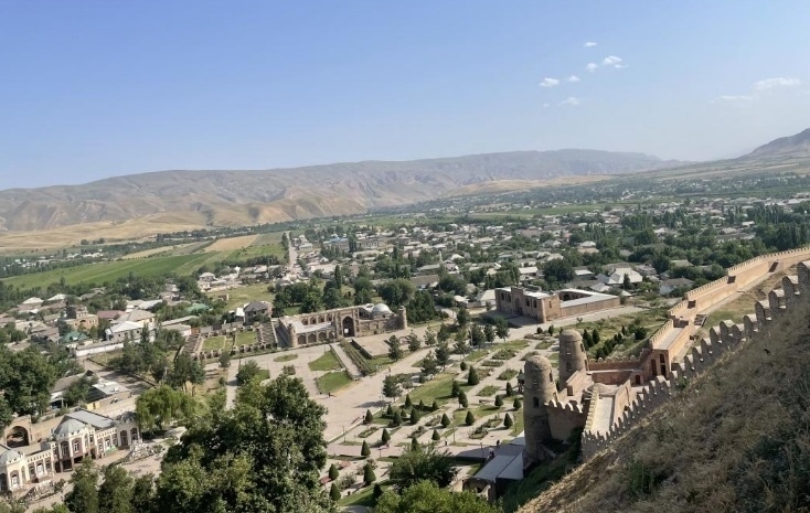 位于塔吉克斯坦杜尚別西北的吉薩爾古城，有著3000多年歷史。有研究認為，張騫出使大宛回程途中曾經(jīng)過此地。圖為從吉薩爾古城城墻俯瞰城門與市鎮(zhèn)。本報記者 曲頌 攝