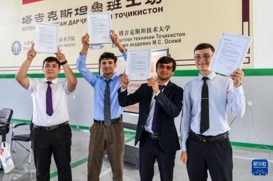 7月3日，在塔吉克斯坦首都杜尚別，魯班工坊赴華留學(xué)生展示錄取通知書。新華社記者 曹陽 攝