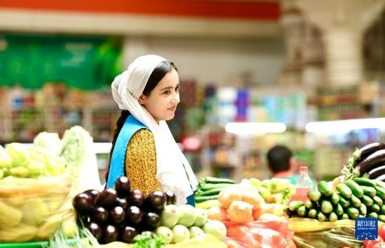 這是7月3日在塔吉克斯坦首都杜尚別大巴扎內(nèi)拍攝的營業(yè)者。新華社記者 姚大偉 攝
