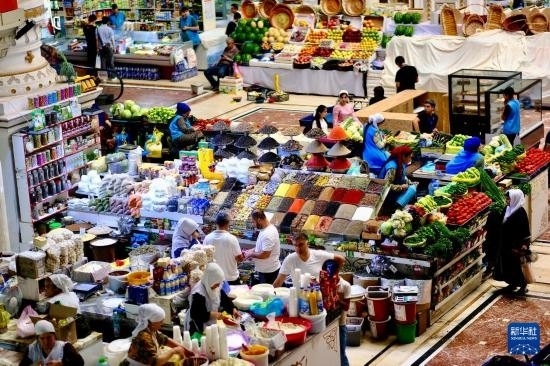 這是6月13日在塔吉克斯坦首都杜尚別拍攝的大巴扎內(nèi)景。新華社記者 鄭開君 攝