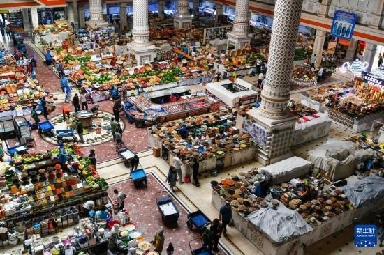 這是6月27日在塔吉克斯坦首都杜尚別拍攝的大巴扎內(nèi)景。新華社記者 曹陽 攝