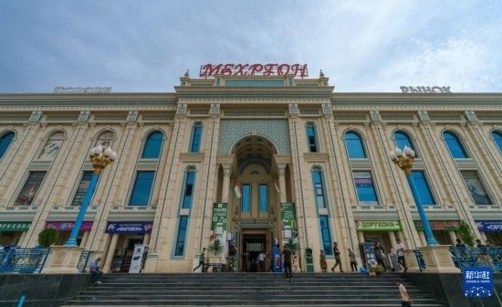 這是7月1日在塔吉克斯坦首都杜尚別拍攝的大巴扎外景。新華社記者 周荻瀟 攝