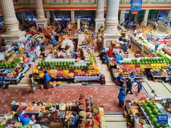 這是7月3日在塔吉克斯坦首都杜尚別拍攝的大巴扎內(nèi)景。新華社記者 燕雁 攝