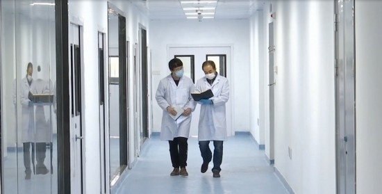 中國(guó)科學(xué)院贛江創(chuàng)新研究院科研人員在交流。（贛州市贛縣區(qū)融媒體中心供圖）