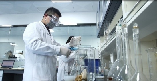 中國(guó)科學(xué)院贛江創(chuàng)新研究院科研人員在做實(shí)驗(yàn)。