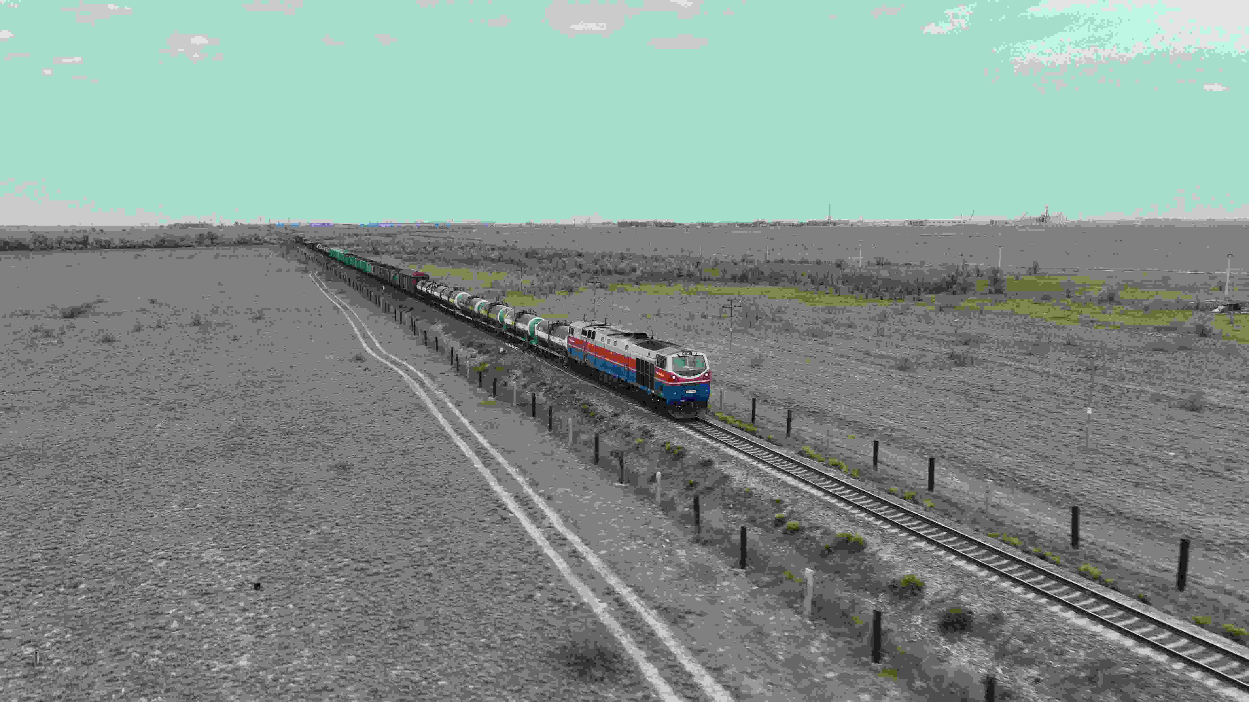 △ 2023年5月12日，在哈薩克斯坦阿拉木圖附近，貨運(yùn)列車馳騁于阿拉木圖與中國霍爾果斯間（無人機(jī)照片）。