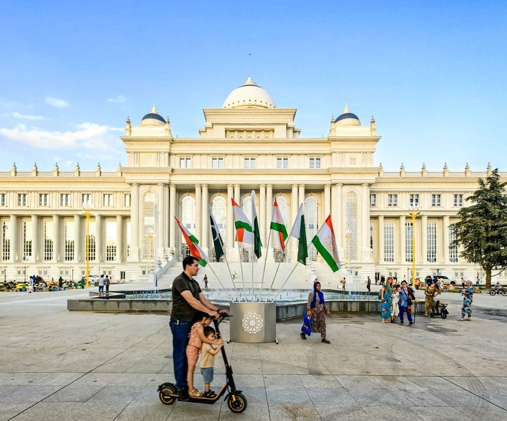 2024年7月1日，人們在塔吉克斯坦議會大樓前的廣場上休閑。