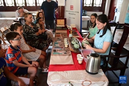 7月4日，在馬耳他桑塔露琪亞市的中國古典園林“靜園”，人們欣賞中國茶藝表演。新華社發(fā)（喬納森·博格 攝）