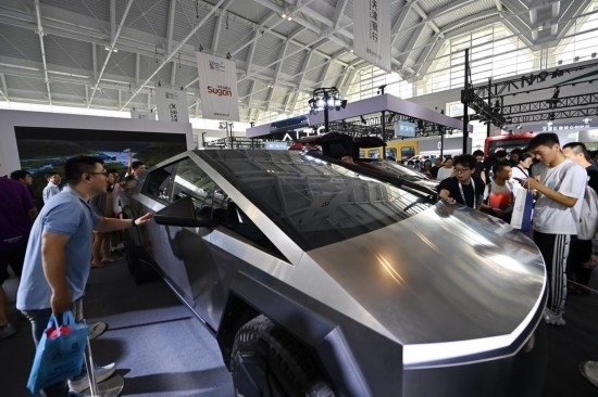在天津舉行的2024世界智能產(chǎn)業(yè)博覽會(huì)上，觀眾在特斯拉展臺(tái)參觀（6月22日攝）。新華社記者 李然 攝