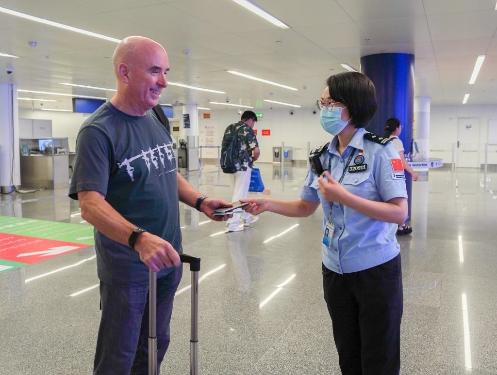  7月2日，南寧邊檢站移民管理警察引導外籍旅客有序通關。（南寧邊檢站供圖）