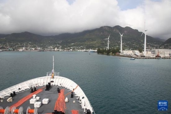 7月5日，中國海軍“和平方舟”號醫(yī)院船抵達塞舌爾維多利亞新港碼頭。新華社發(fā)（劉志磊 攝）