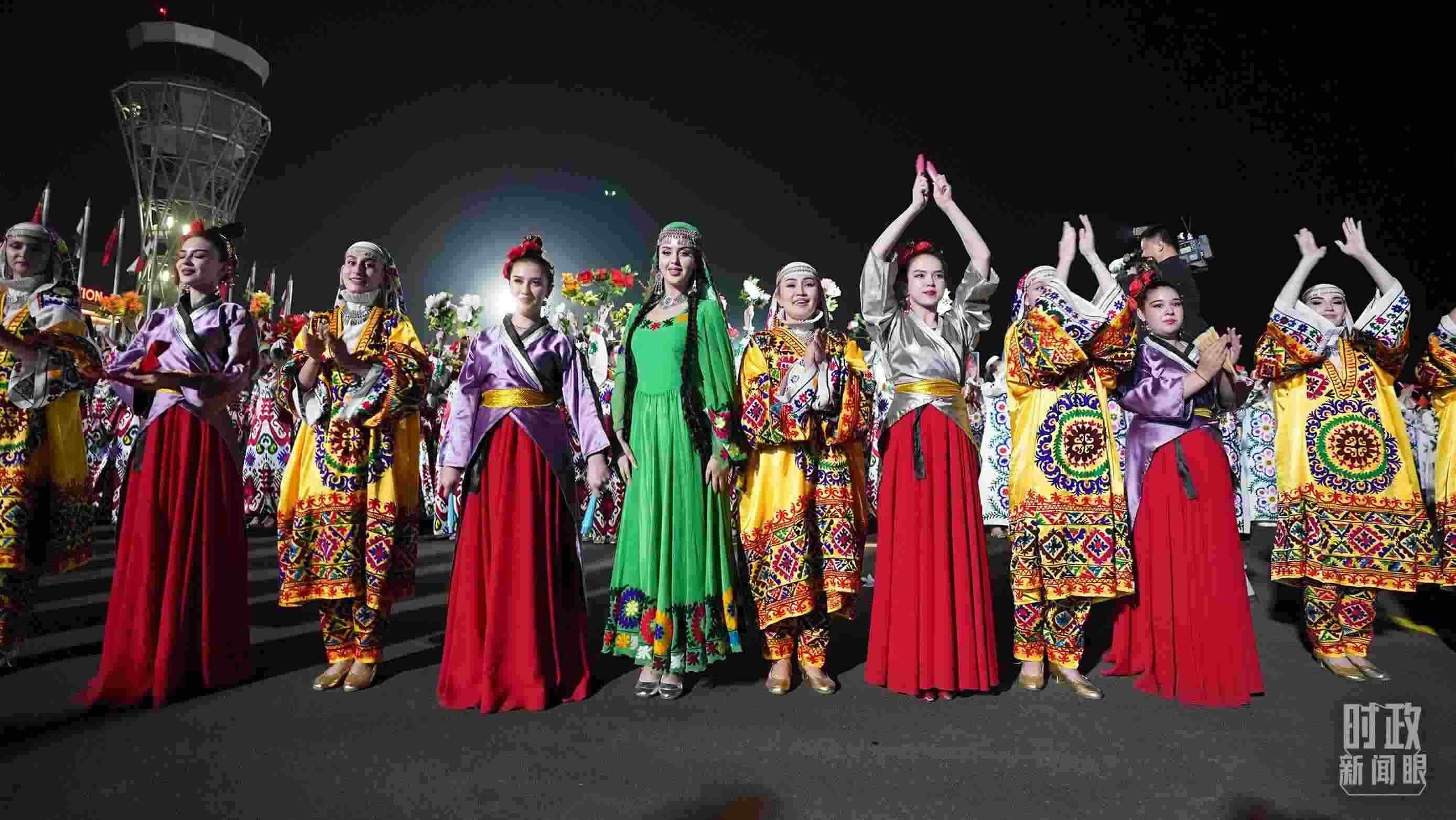 △迎賓儀式上身著民族盛裝的塔吉克斯坦青年。（總臺(tái)記者李晉拍攝）