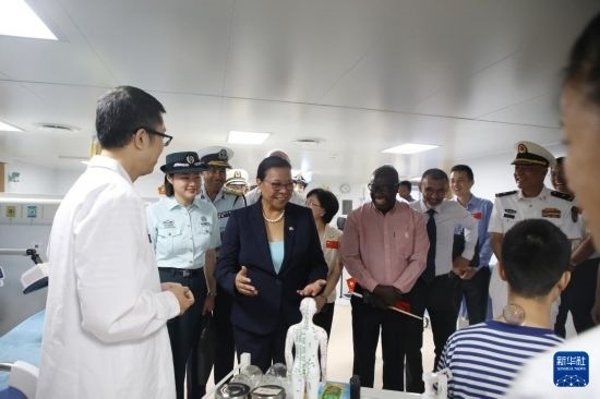 7月5日，塞舌爾衛(wèi)生部長維多在中國海軍“和平方舟”號醫(yī)院船上參觀中醫(yī)診室。新華社發(fā)（劉志磊 攝）