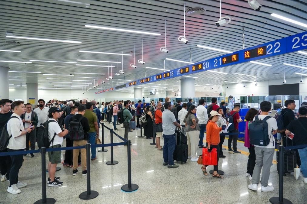 7月4日，白云邊檢站旅客通關現(xiàn)場。（白云邊檢站供圖）