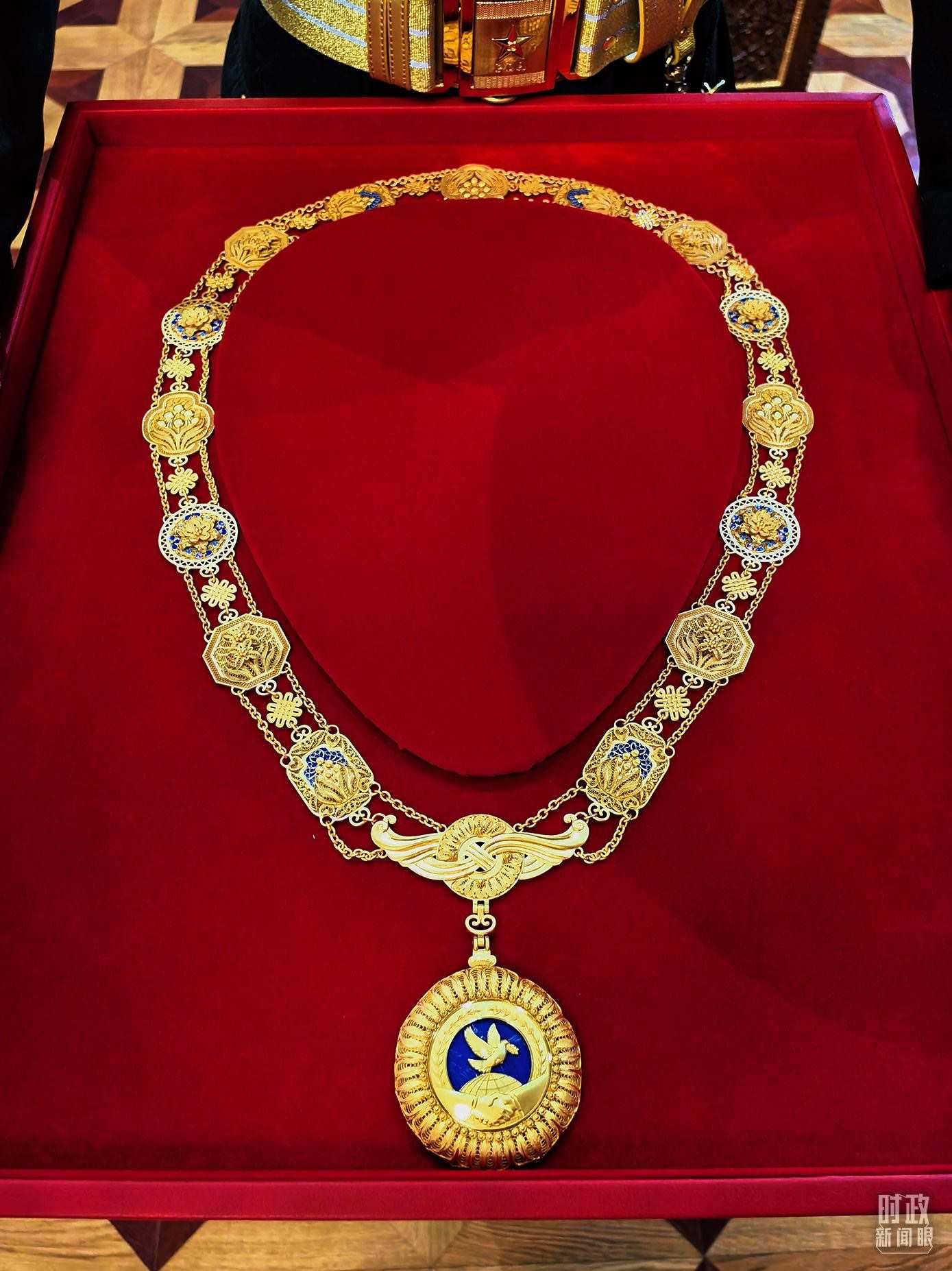 △中華人民共和國(guó)“友誼勛章”。（總臺(tái)央視記者范學(xué)禹拍攝）