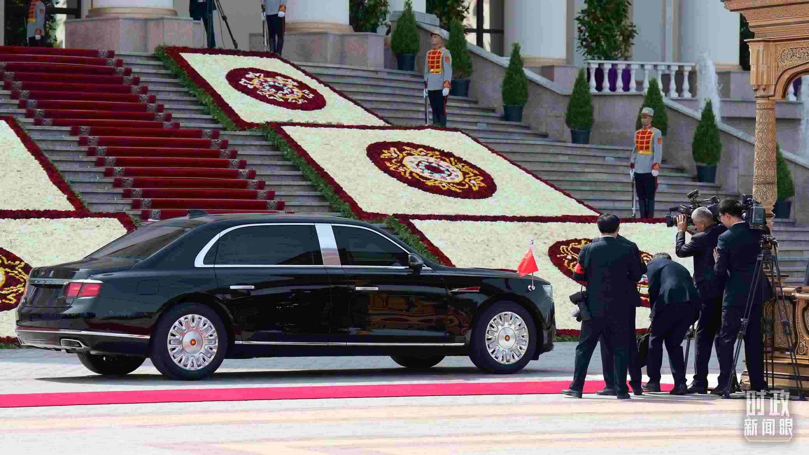 △習(xí)主席乘坐的紅旗車抵達(dá)塔總統(tǒng)府。（總臺(tái)記者李晉拍攝）