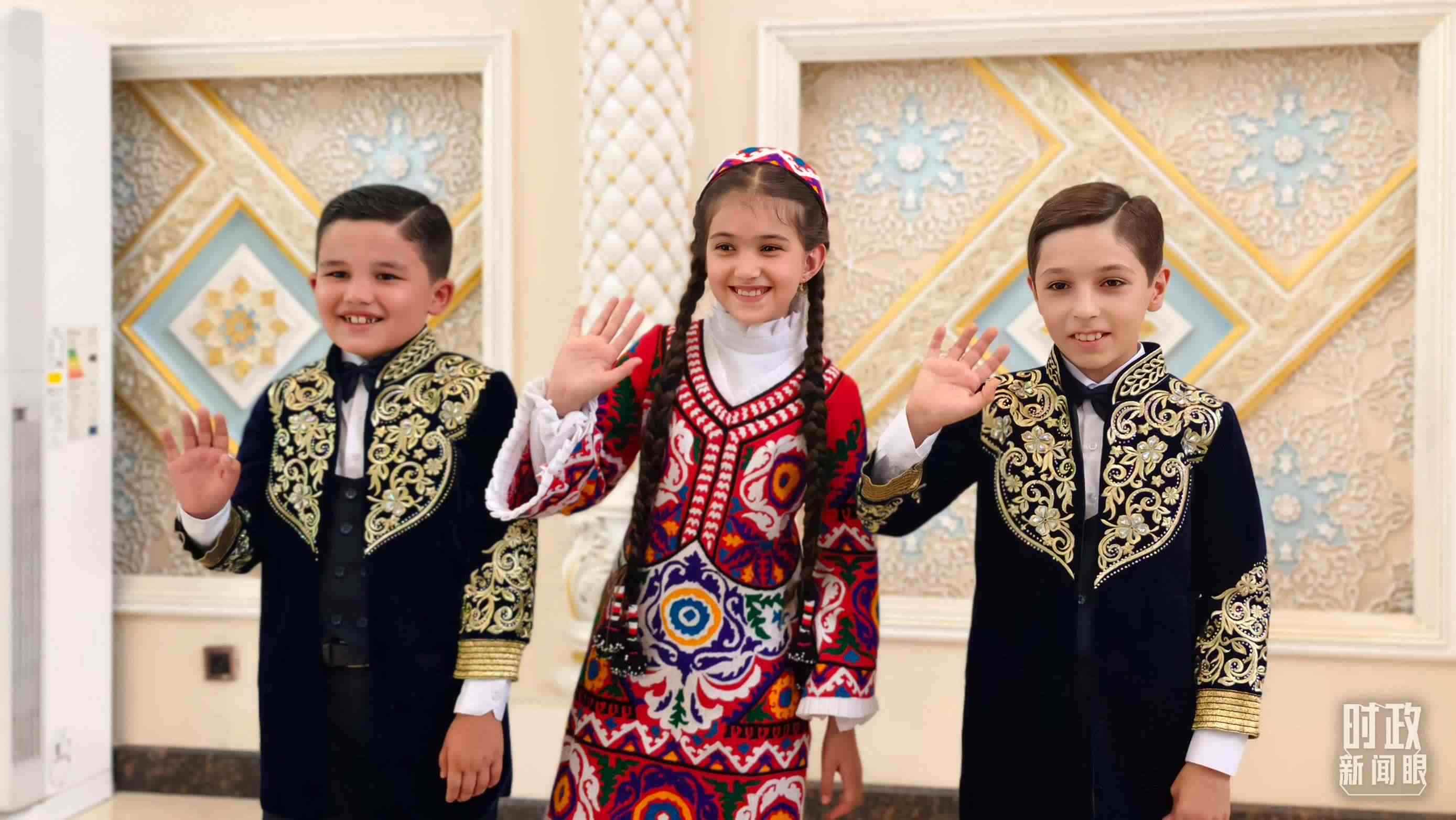 △在機(jī)場(chǎng)迎接習(xí)主席的塔吉克斯坦少年。（總臺(tái)央視記者韓銳拍攝）